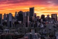 地主大人炸金花-地主大人与炸金花，一场牌局中的智慧较量